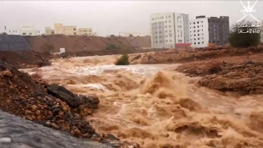 Video: Pouštní Omán zasáhly bleskové povodně